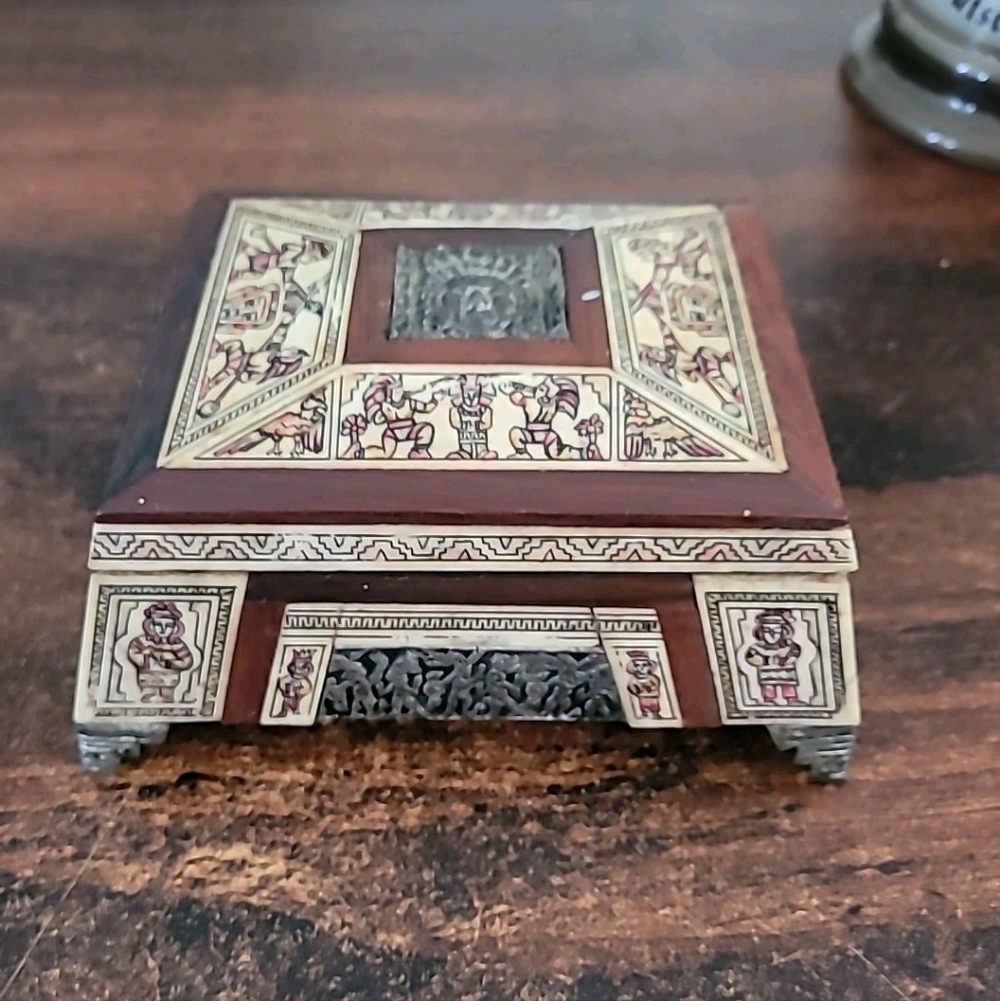 6"x4.5"x2.5"  Hand-crafted Ecuadorian Inlay Wooden Box